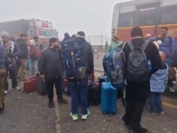 बसों के दुर्घटनाग्रस्त होने के बाद रोड पर खड़े यात्री। - Dainik Bhaskar