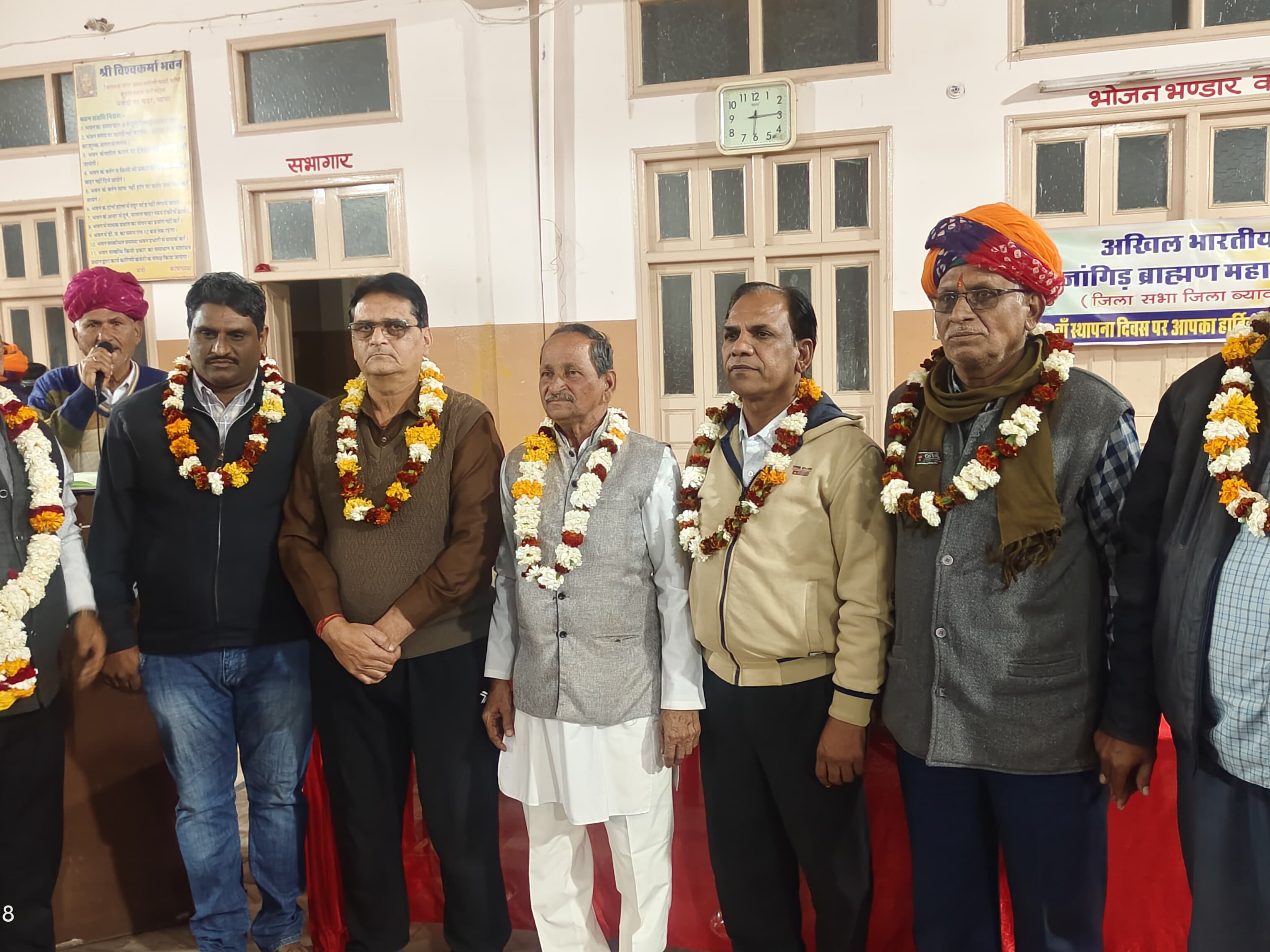 समारोह में अतिथियों और वृद्धजनों का साफा व माला पहनाकर सम्मान किया गया।