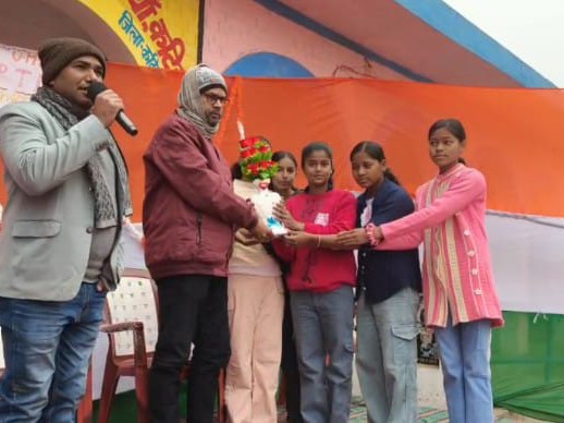 उत्कृष्ट प्रदर्शन करने वाले विद्यार्थियों को मिला इनाम।