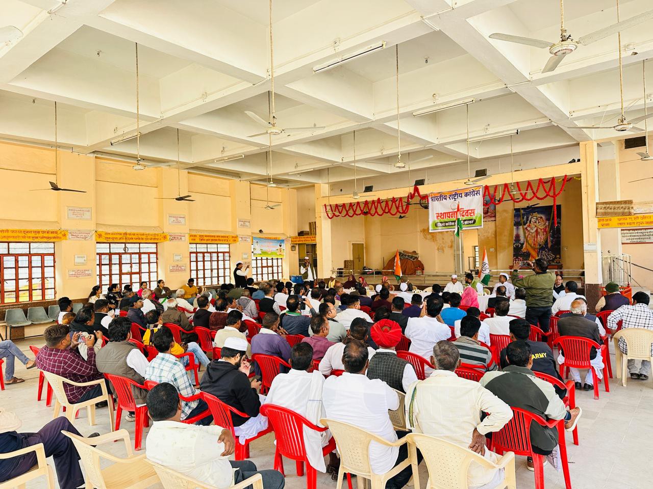 स्थापना दिवस मौजूद रहे कांग्रेस नेता व कार्यकर्ता।