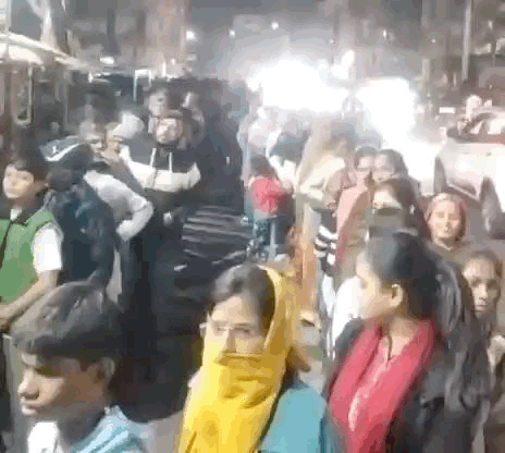 देर रात तक प्रसाद वितरित किया गया।