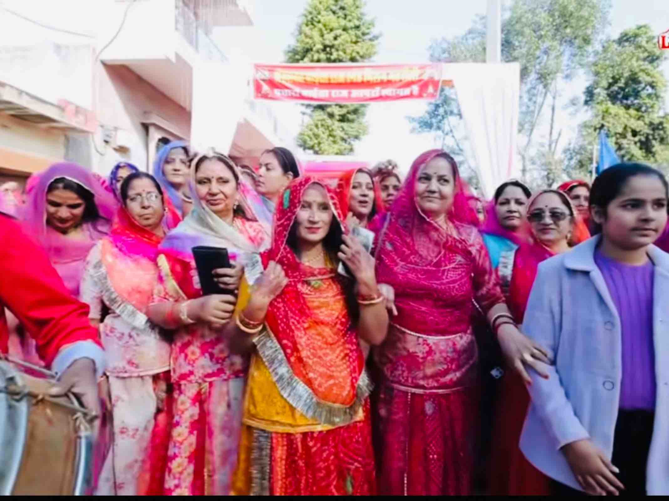 गांव की महिलाओं ने तिलक लगाकर और गले मिलकर उनका स्वागत किया।