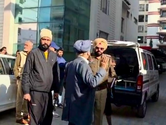 घटना के बाद मौके पर जांच करने के लिए पहुंची पुलिस।