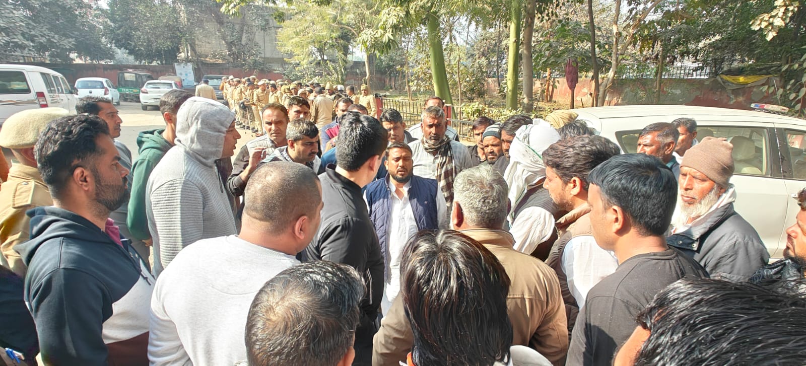 गुरुग्राम में पुलिस अधिकारी मृतक आसिफ के परिजनों को समझाते हुए।