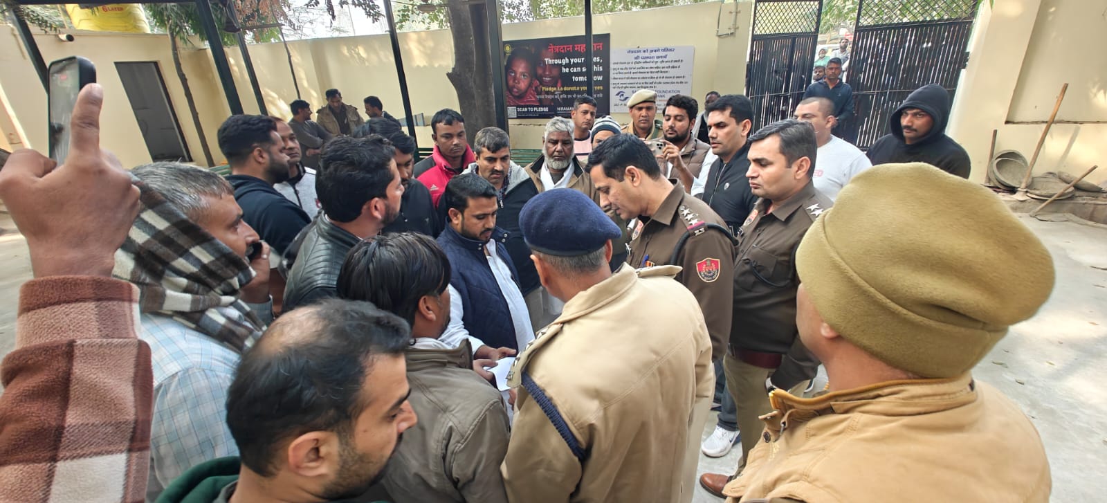 पोस्टमॉर्टम हाउस में आसिफ के परिजन अधिकारियों से कार्रवाई की मांग करते हुए।