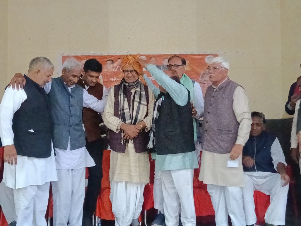 महम में राज्यसभा सांसद रामचंद्र जांगड़ा को पगड़ी पहनाते हुए।