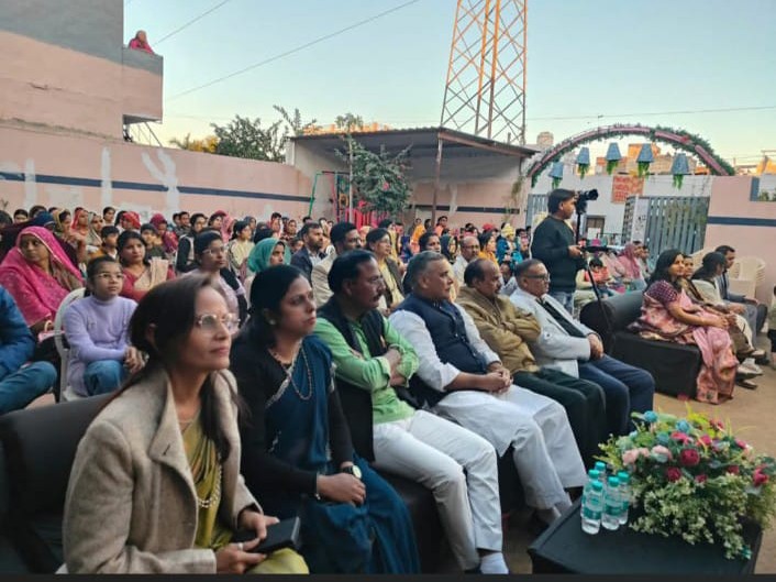 बच्चों की प्रस्तुतियों ने समारोह में मौजूद लोगों का मन मोहा।