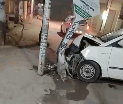 टाटा इंडिका गाड़ी बिजली के खंभे से जा टकराई
