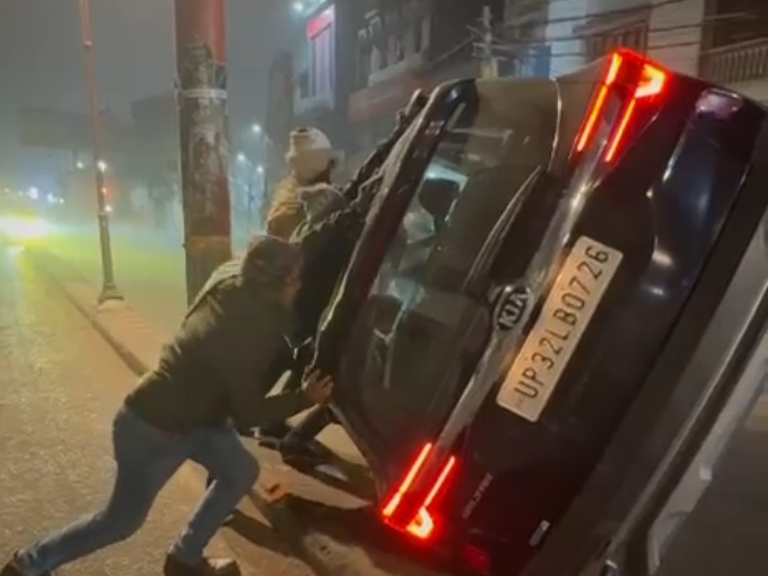 A speeding car collided with an electric pole and overturned, VIDEO