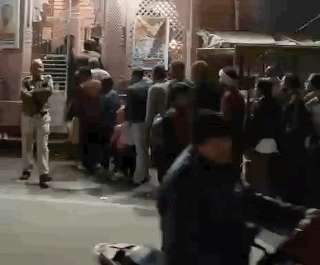 मंदिर के बाहर बड़ी संख्या में भक्त प्रसाद लेने पहुंचे।