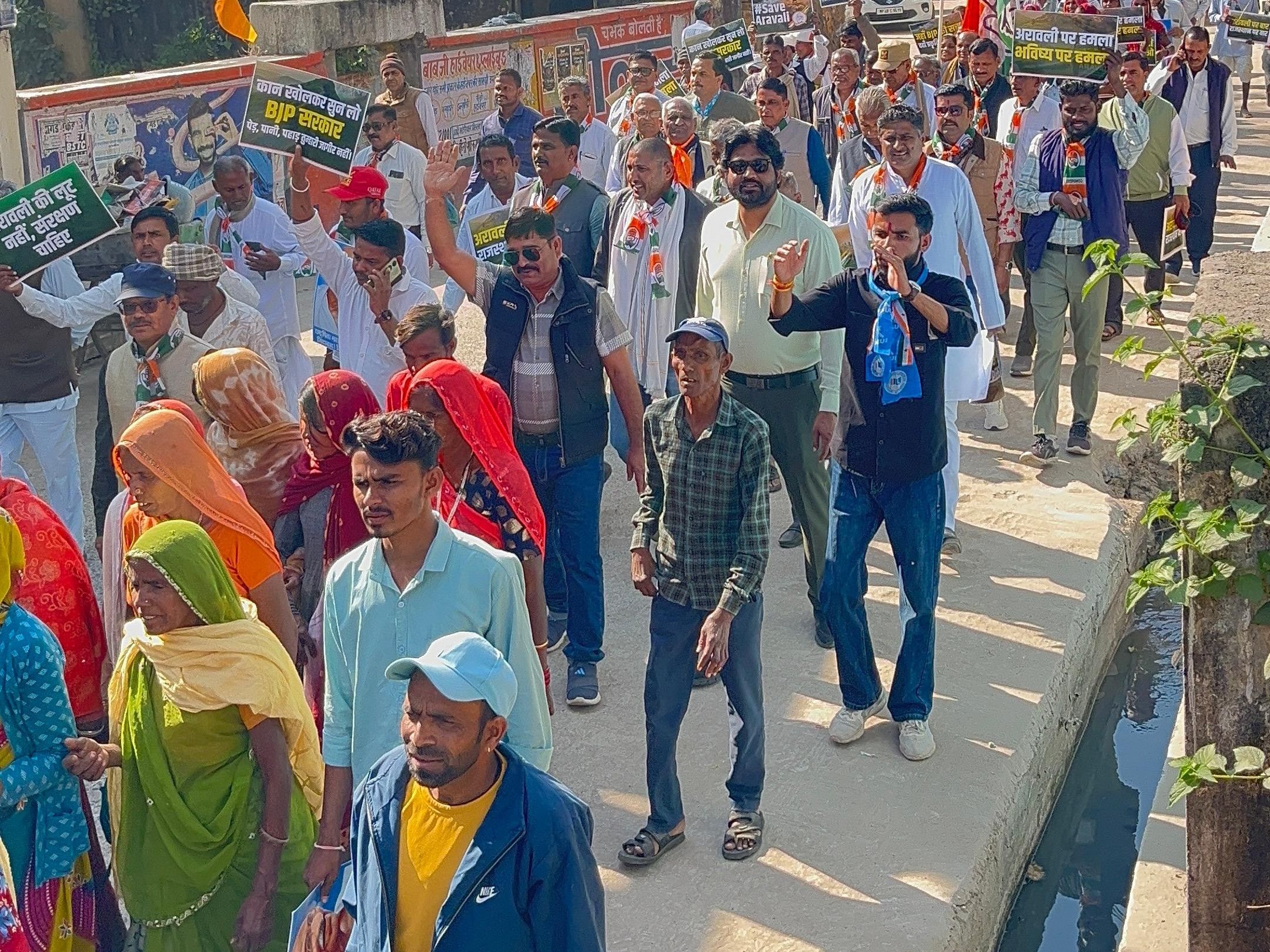 जिला कांग्रेस कमेटी ने केंद्र और राज्य सरकार की नीतियों के खिलाफ विरोध प्रदर्शन किया।