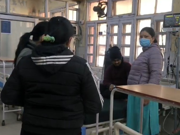 इमरजेंसी में मरीजों का इलाज करते डॉक्टर