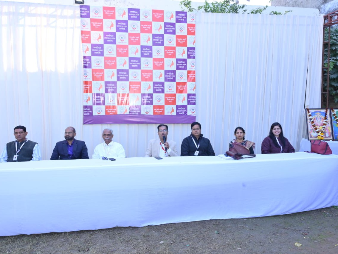 प्रदर्शनी संयोजक पीयूष हेड़ा और श्रीकांत बिहानी ने दी प्रदर्शनी की जानकारी।