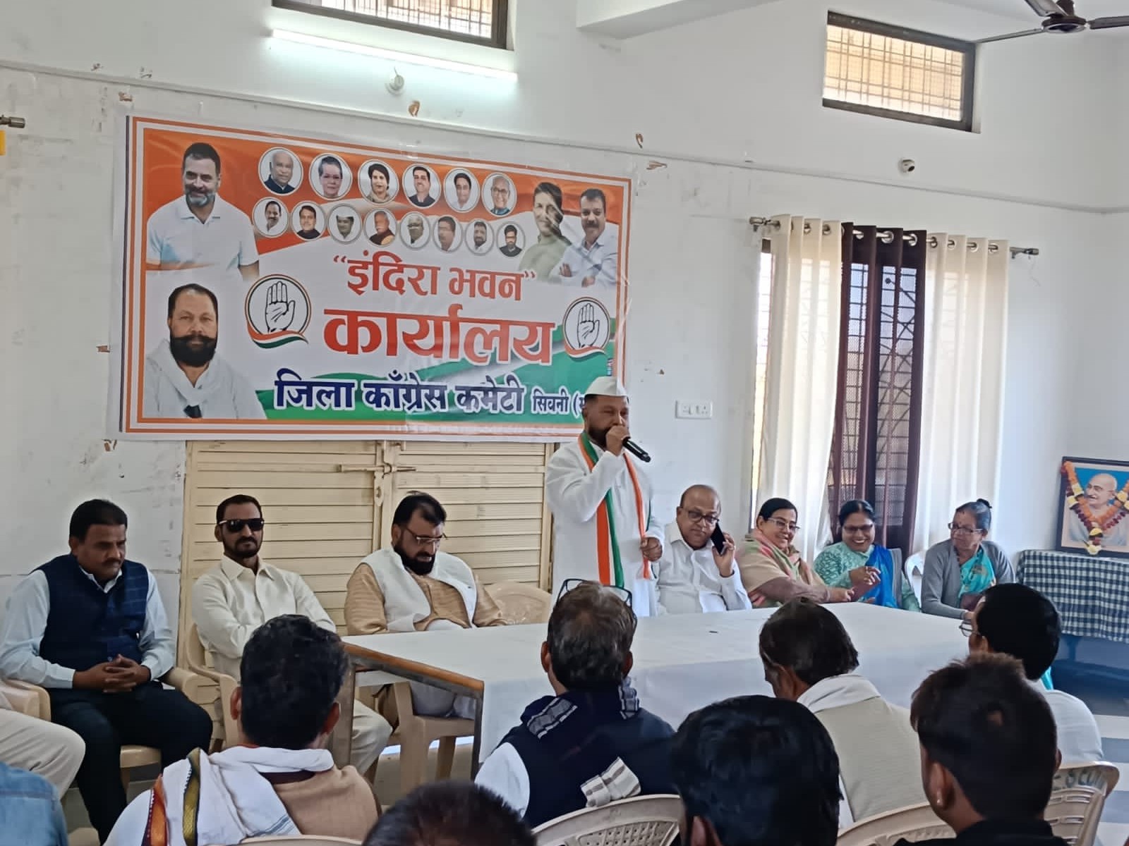 जिला कांग्रेस कार्यालय में कार्यकर्ताओं को संबोधित करते पार्टी पदाधिकारी।