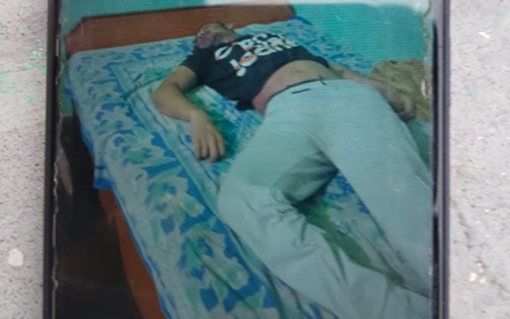 साहिल के घर में बैड पर पड़ा विनोद का शव। बहन ने बताया कि उसके शरीर पर चोट के निशान हैं।