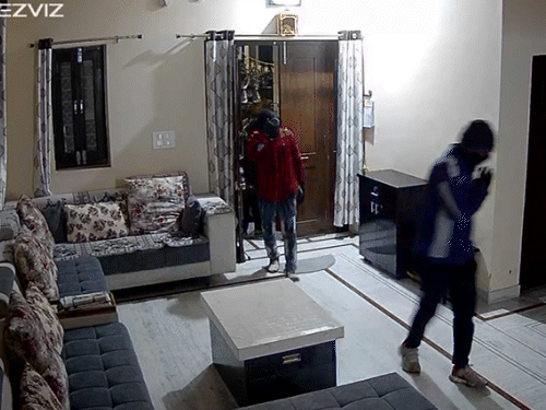 चोरों ने मुख्य दरवाजे का ताला तोड़कर अंदर प्रवेश किया। इस दौरान चोरों ने सीसीटीवी कैमरे के साथ भी छेड़छाड़ की।