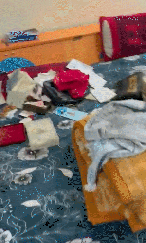 चोरी के बाद मकान में अलमारी खुली मिली और सामान बिखरा पड़ा मिला।