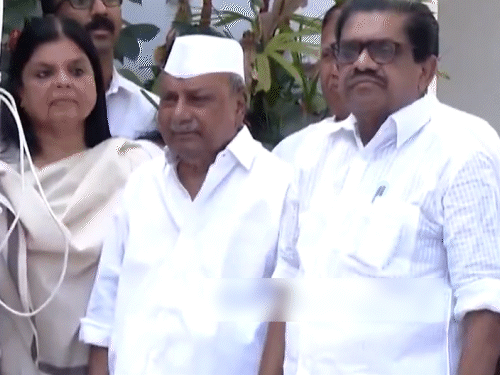 केरल में केरल में प्रदेश कांग्रेस कमेटी (KPCC) कार्यालय में पार्टी का 140वां स्थापना दिवस मनाया गया। - Dainik Bhaskar