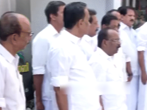 कांग्रेस नेता एके एंटनी भी कार्यक्रम में मौजूद थे। वे देश के पूर्व रक्षा मंत्री रहे हैं।