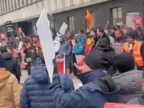 लंदन स्थित बांग्लादेश हाई कमीशन के बाहर हिंदू समुदाय के एक प्रदर्शन के दौरान खालिस्तानी समर्थकों ने झंडे लहराए और नारेबाजी की। - Dainik Bhaskar