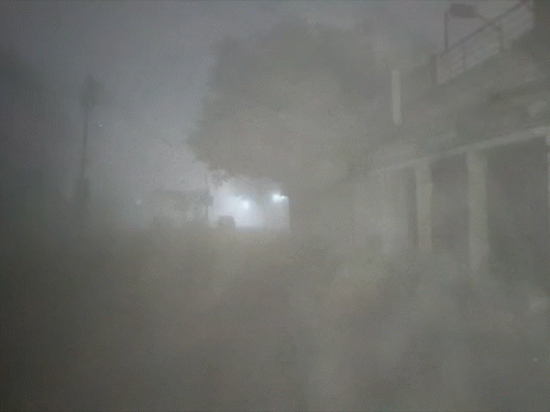 जालौन में घना कोहरा और शीतलहर जारी है। न्यूनतम तापमान 8°C दर्ज हुआ। लोग चौराहों पर अलाव तापते दिखाई दिए।।