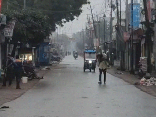 बलिया में कड़ाके की ठंड पड़ रही है। सुबह से कोहरा छाया है। शीतलहर की फुहारें बारिश की तरह पड़ रही हैं। इससे सड़कें भीगी नजर आईं।
