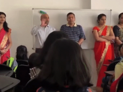 दुबई में बच्चे कन्नड़ सीख रहे, फिजी के स्कूलों में तमिल सिखाई जा रही।