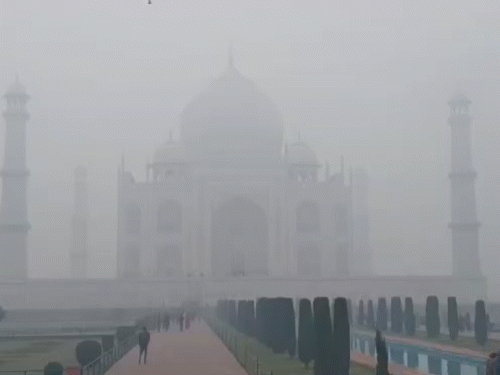 आगरा में घना कोहरा छाया है। विजिबिलिटी काफी कम हो गई। ताजमहल कोहरे में छिप गया।