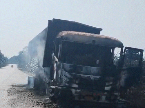 शनिवार को प्रदर्शनकारियों ने वाहनों में आग लगा दी थी। वाहनों से अभी भी धुआं उठता हुआ दिख रहा है।