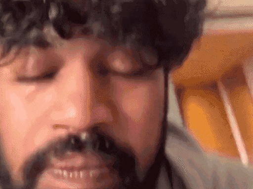 बाबिल खान एक्टर इरफान खान के बेटे और एक एक्टर हैं, जिन्होंने 'कला' और 'द रेलवे मेन' जैसे प्रोजेक्ट्स में काम किया है।