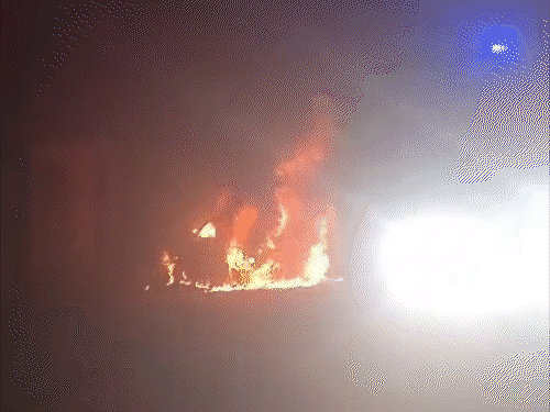 बुलंदशहर में कोहरे के चलते ब्रेजा कार सड़क किनारे लगे नल से टकरा गई। इसके बाद भीषण आग लग गई। कुछ ही देर में कार जलकर राख हो गई।