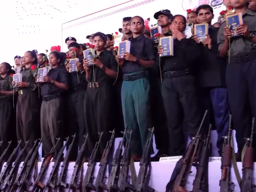 17 अक्टूबर को 210 नक्सलियों का सबसे बड़ा सरेंडर। इस दौरान उन्हें संविधान की किताब और गुलाब भेंट किया गया।