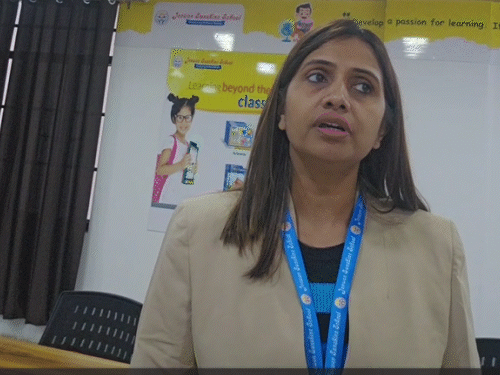 ये गोमतीनगर स्थित जीवन सन-शाइन स्कूल की टीचर खुशबू हैं।