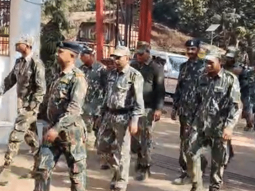 सुरक्षा के मद्देनजर इलाका छावनी में तब्दील। एक्स्ट्रा फोर्स तैनात की गई है।