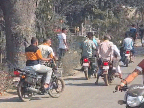 रविवार को भी आंदोलन जारी है। ग्रामीणों ने पेड़ काट कर सड़क पर रख दिया है।