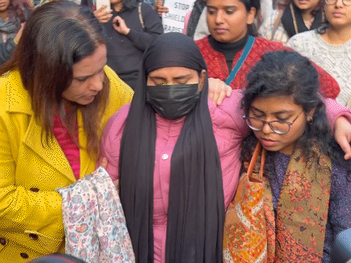 उन्नाव बलात्कार पीडितेला आधार देऊन उपचारासाठी घेऊन जाणाऱ्या सामाजिक कार्यकर्त्या योगिता भयाना.