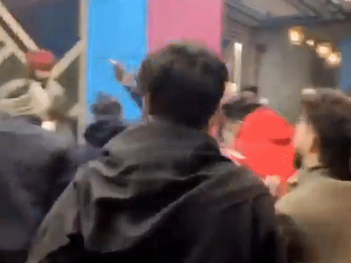 बजरंग दल के हंगामे से रेस्टोरेंट में अफरा-तफरी मच गई। लोग सहम उठे।