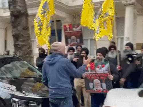 खालिस्तानियों ने हिंदू प्रदर्शनकारियों के साथ धक्का-मुक्की भी की।