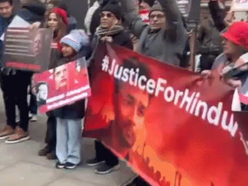 हिंदू संगठन बांग्लादेश हाई कमीशन के बाहर प्रदर्शन कर रहे थे।