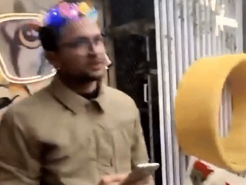 एक स्टूडेंट को कार्यकर्ताओं ने कई थप्पड़ मारे। इससे उसका चश्मा गिर गया।