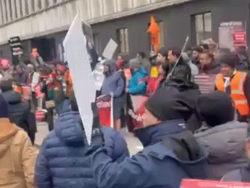 भारतीय और बांग्लादेशी हिंदुओं ने ‘जस्टिस फॉर हिंदू विक्टिम’ और ‘स्टॉप हिंदू जेनोसाइड इन बांग्लादेश’ लिखे पोस्टर पकड़ रखे थे।