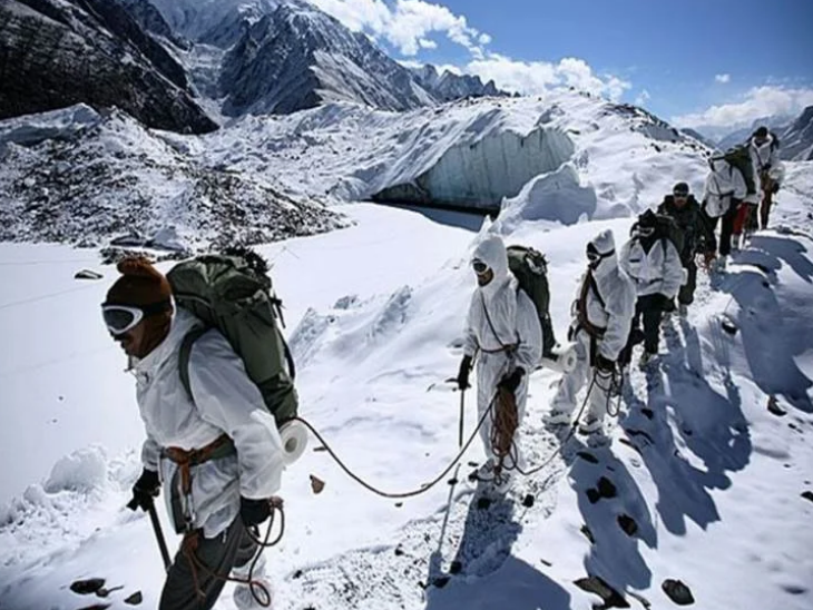सेना ने अस्थायी बेस, निगरानी पोस्ट और गश्ती ग्रिड बनाकर ऊंची पहाड़ियों, जंगलों और घाटियों में नियमित पेट्रोलिंग शुरू की है। फाइल फोटो - Dainik Bhaskar