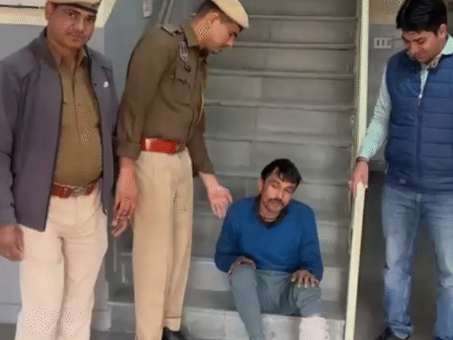 सांगानेर थाना पुलिस की गिरफ्त में आरोपी रवि मीणा।