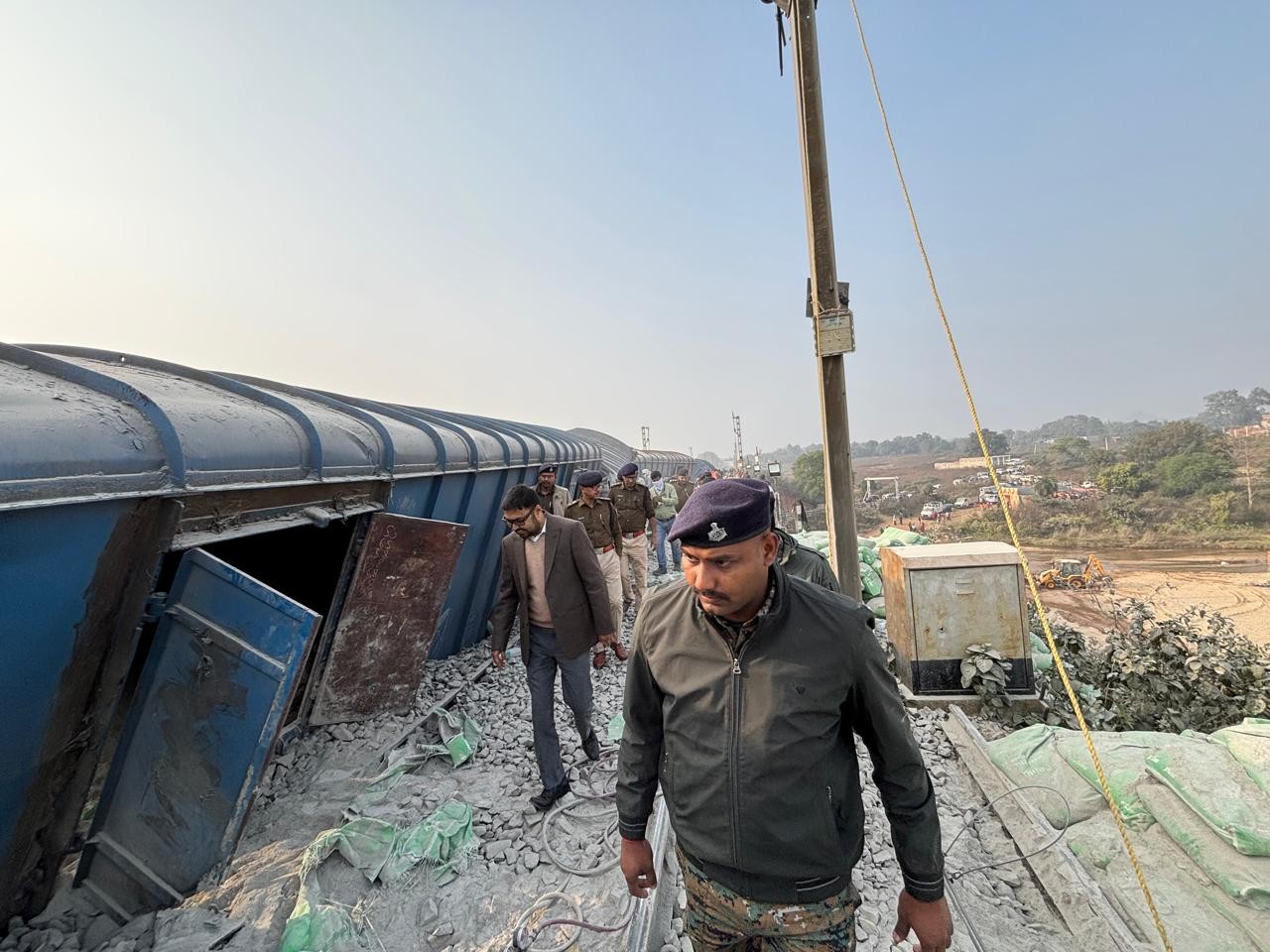 मौके पर जांच करते अधिकारी।