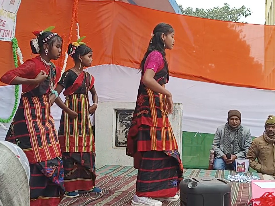 छात्राओं ने प्रस्तुत किया नृत्य।