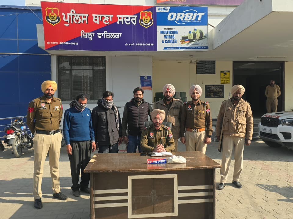 पुलिस की गिरफ्त में दोनों आरोपी।