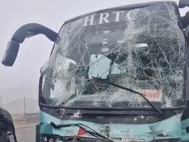 आगे से क्षतिग्रस्त वॉल्वो बस।