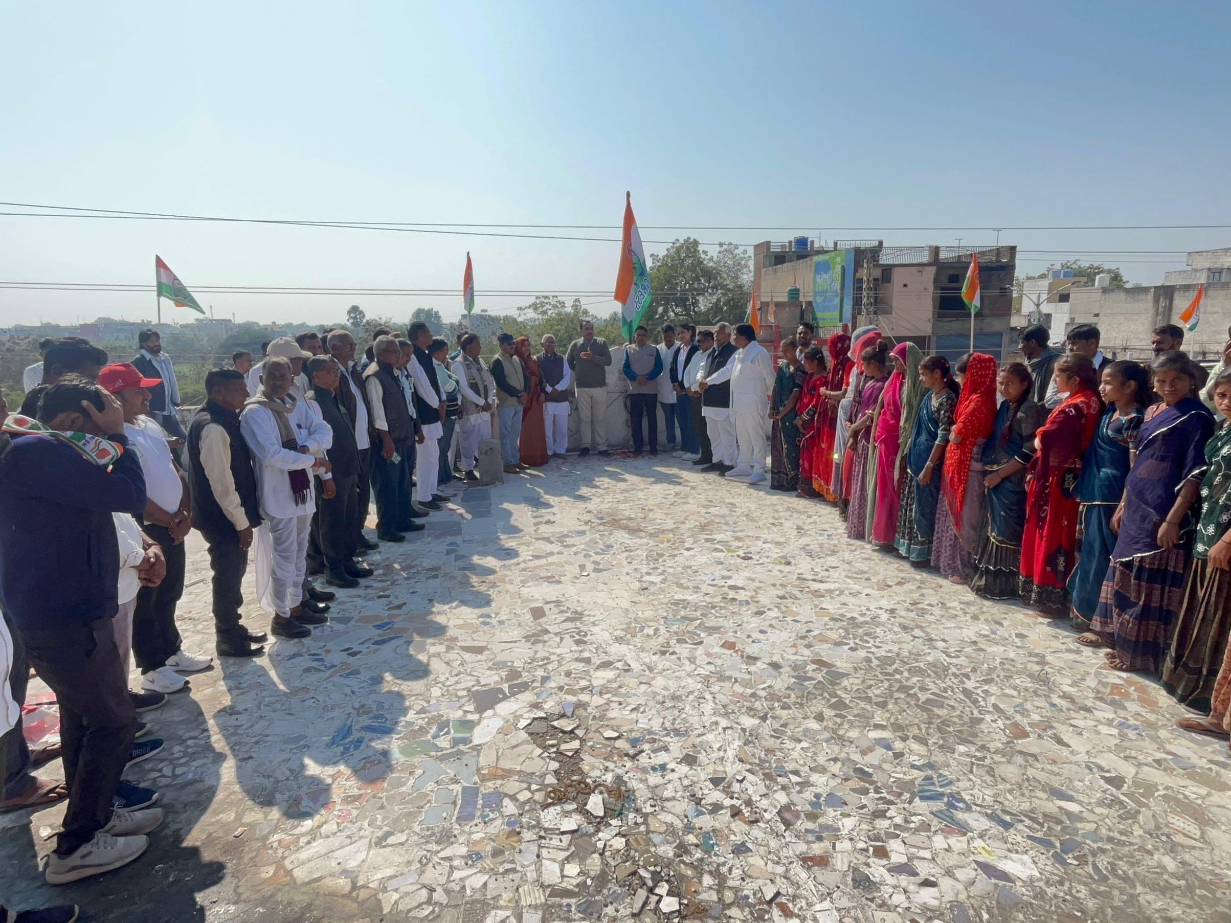 जिला मुख्यालय पर पार्टी का ध्वज फहराया गया।