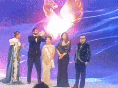 ब्यूटी कॉन्टेस्ट में फर्स्ट रनरअप का ताज पहनते हुए ड्रग अफसर नवनीत कौर