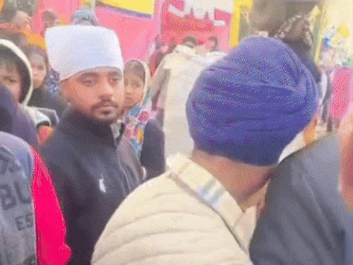 सिख व्यक्ति के विरोध के बाद दोनों निहंग लड़के वहां से चले गए।